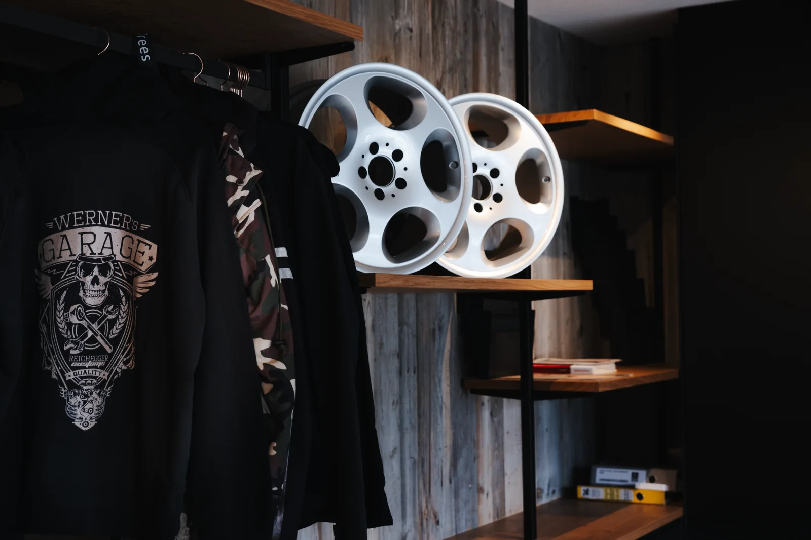 Werner's Garage Merchandise und Felgendetail im Empfangsbereich
