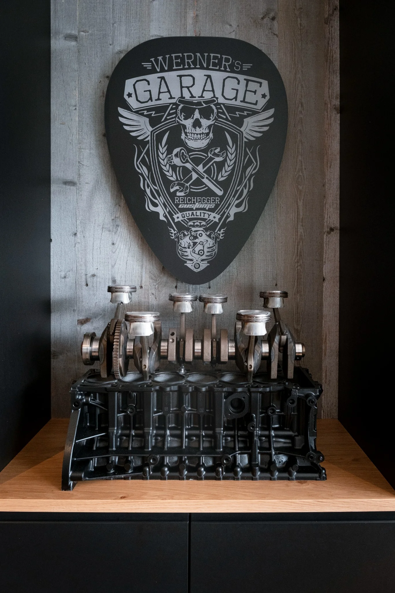 Motorblock und Werner's Garage Logo als Detailaufnahme