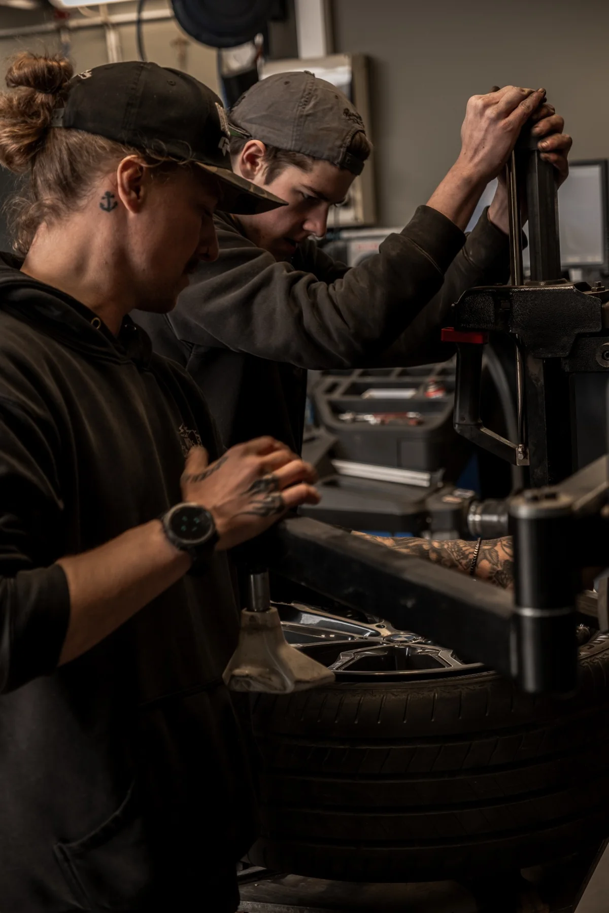 Mechaniker bei der Arbeit an einem Reifen