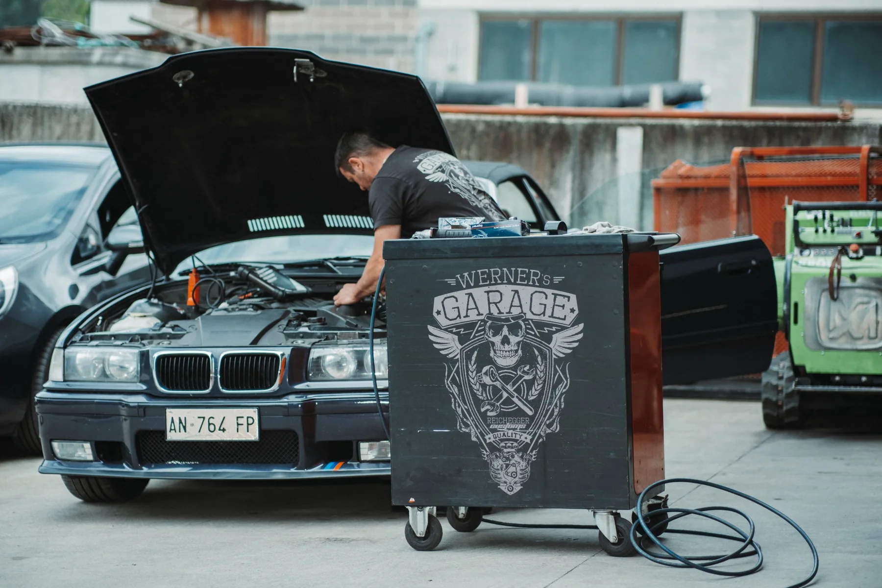Arbeit an einem Fahrzeug vor Werner's Garage
