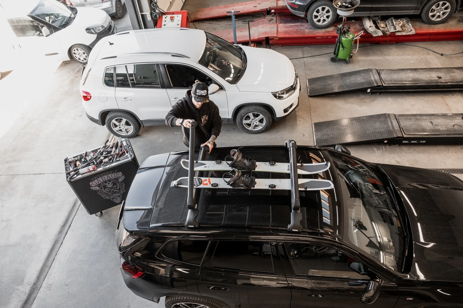 Blick von oben auf die Arbeit an einem Fahrzeug in der Werkstatt